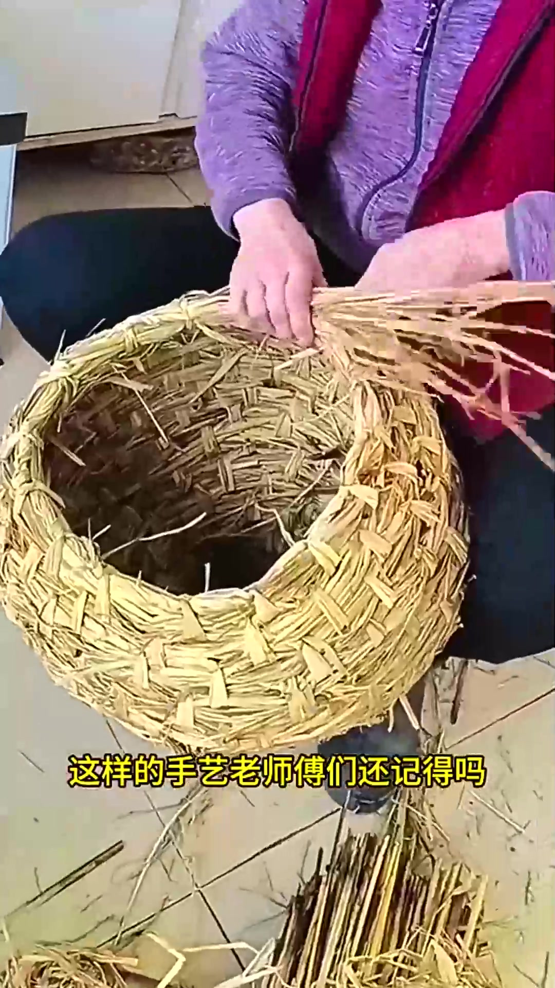 农村的老手艺,师傅用干稻草编织成鸡窝,这样的手艺你们还记得吗