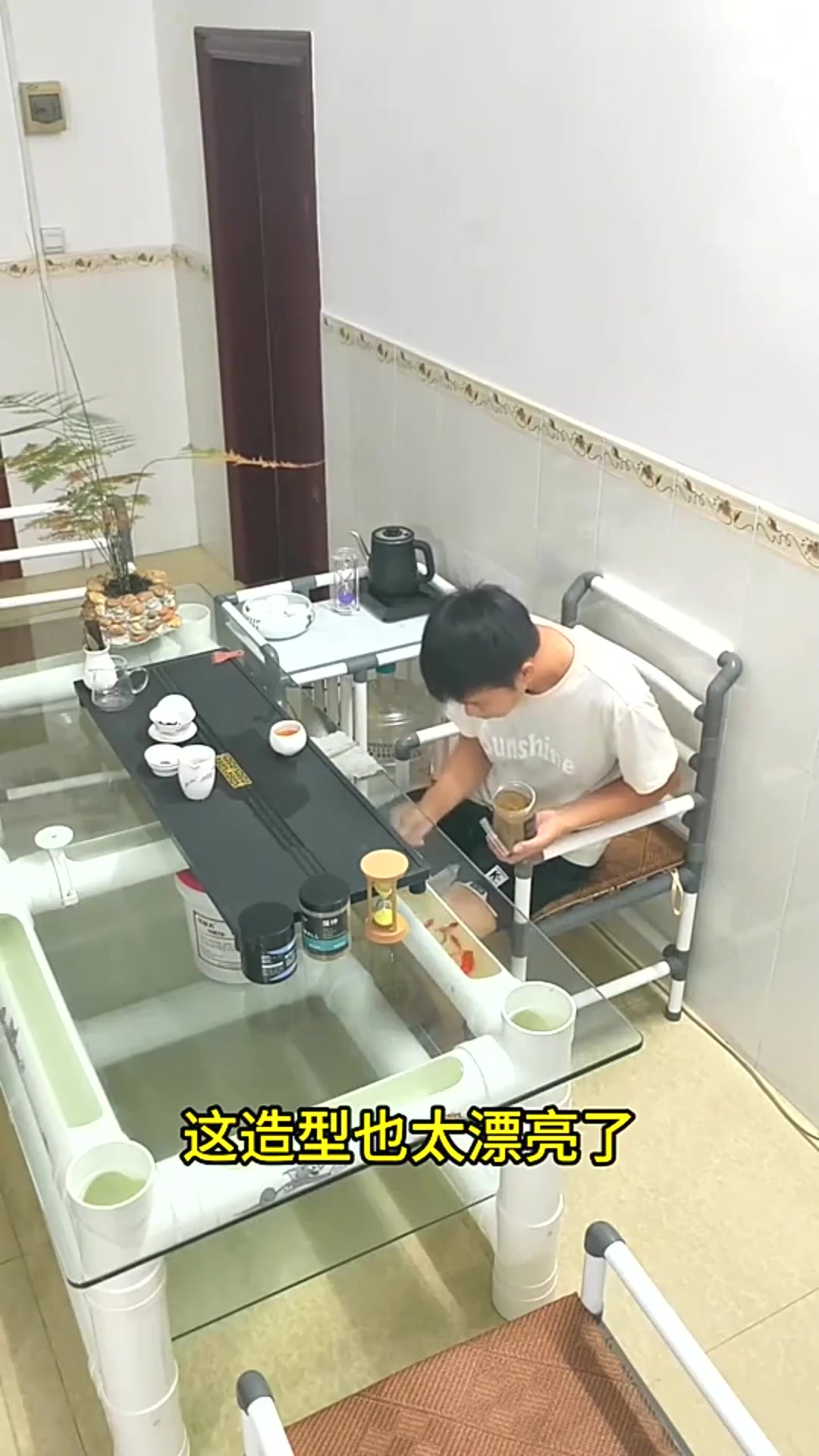 水管和玻璃改造的鱼缸茶几,这造型也太有创意了