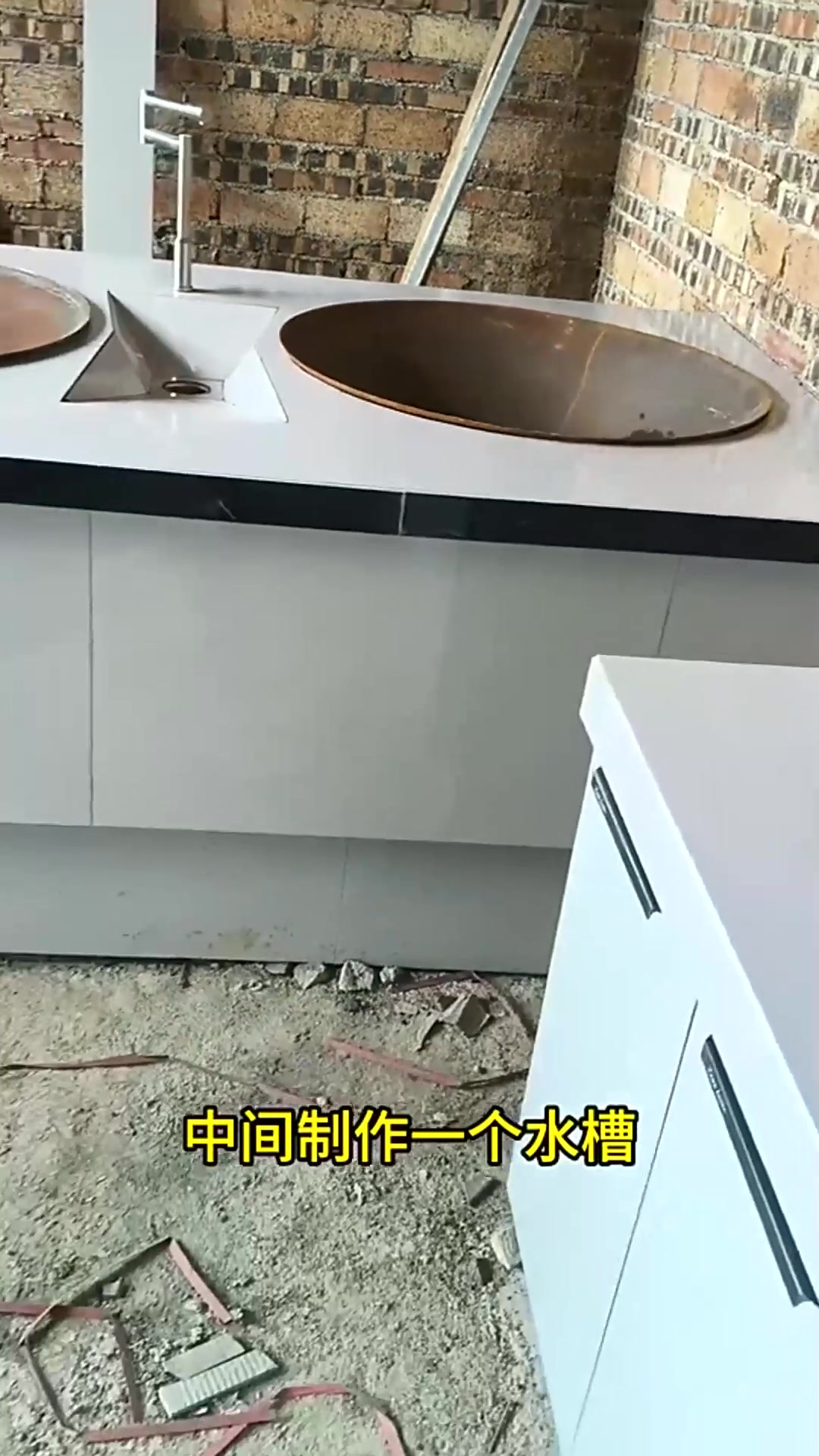 师傅制做的双锅柴火灶,中间还有个洗菜池,造型好做砖可不好贴