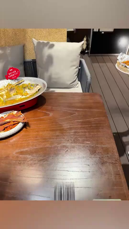 老板说她3秒能把小龙虾打包成花束