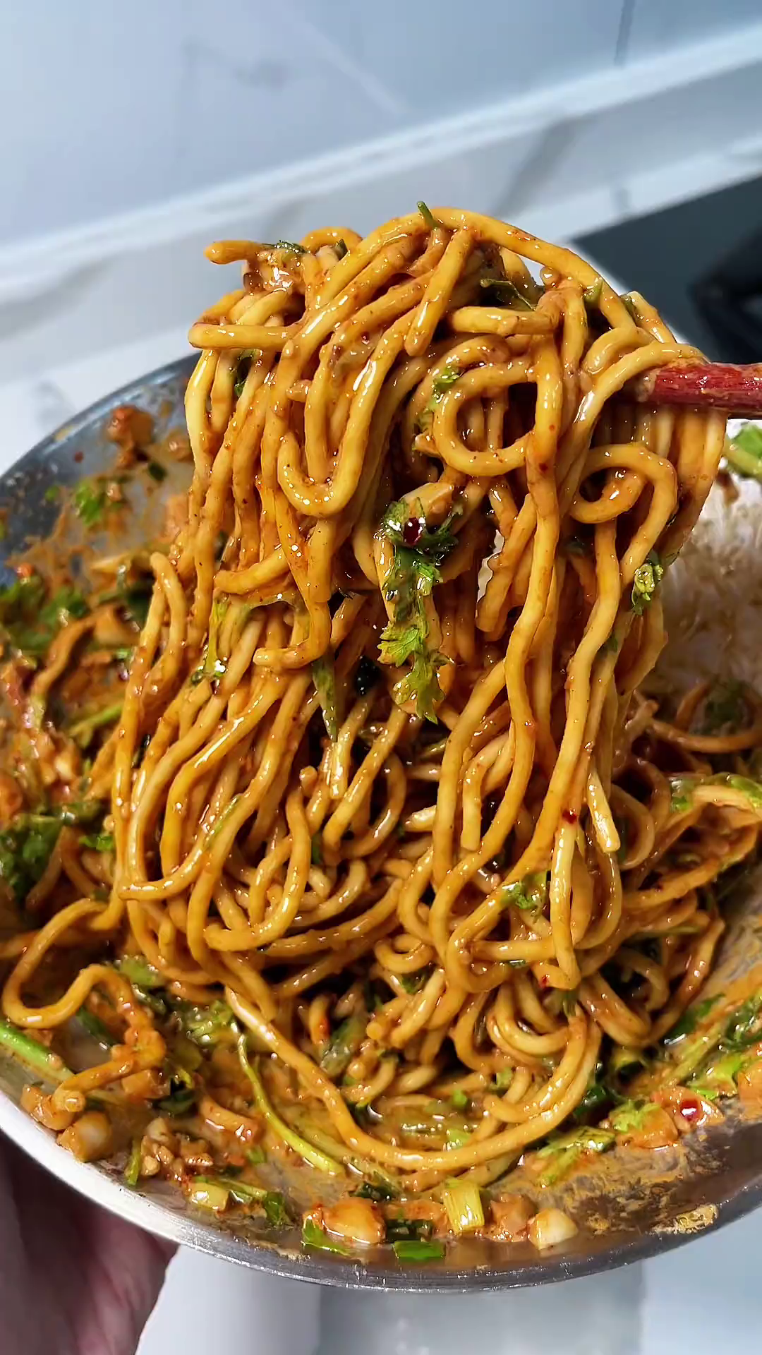 这一碗裹满酱汁的麻酱拌面，酸酸辣辣的，太绝了！