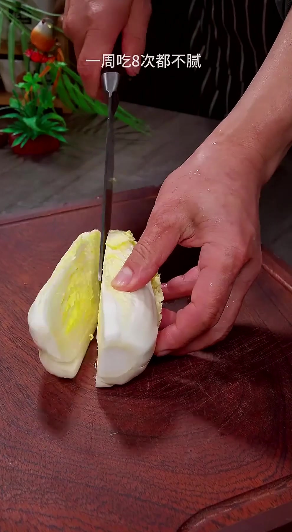 娃娃菜烩蛋饺 这是我家餐桌上常有的一道美食，一周吃八次都不腻