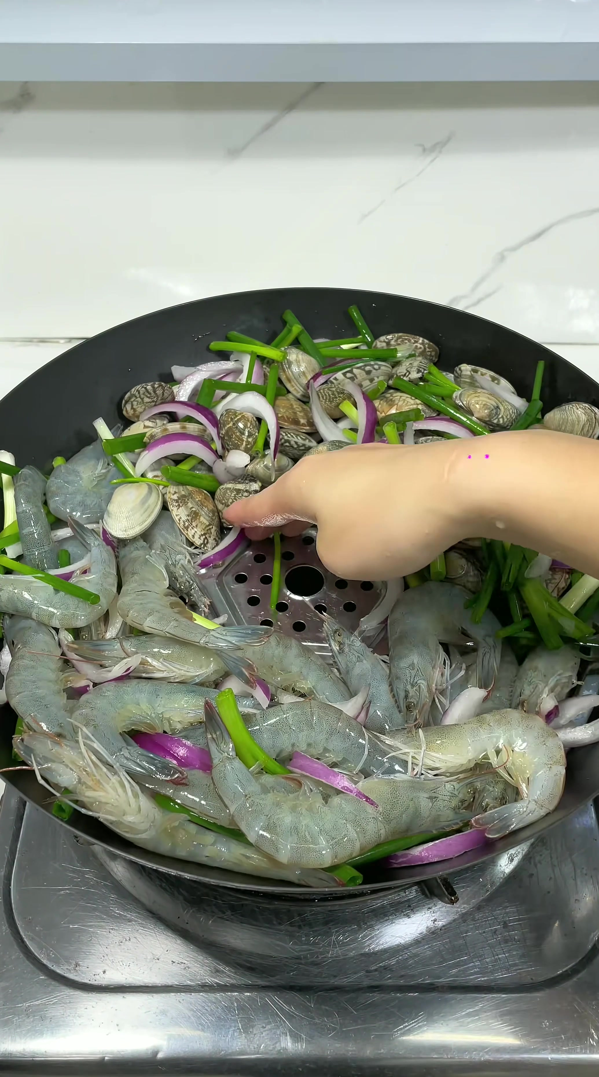 基围虾最好吃的做法和花甲一起清蒸，清甜又好吃，再配上灵魂蘸料