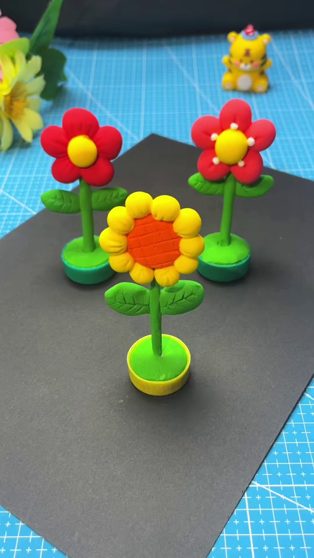 一起用彩泥来做个漂亮的迷你小花盆吧