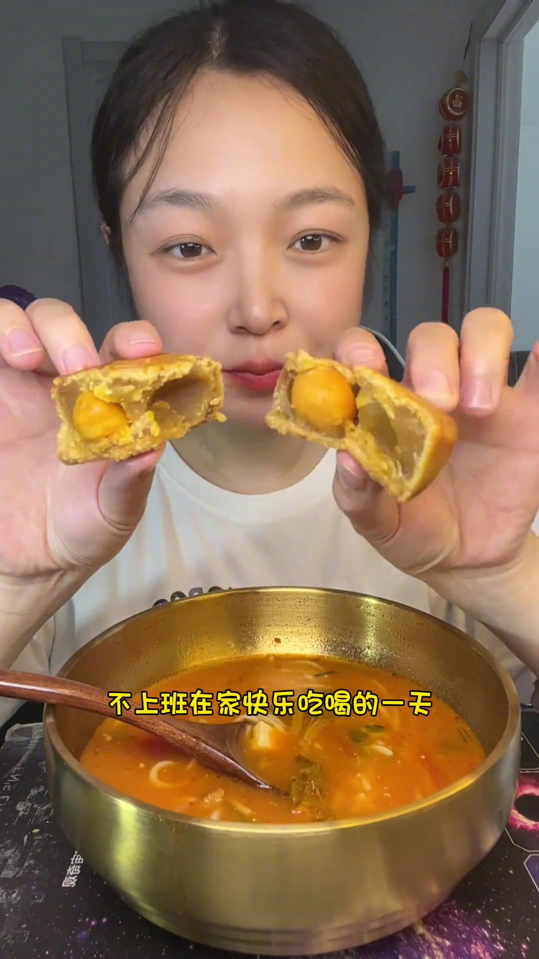 河南早餐胡辣汤泡一切，还有披萨五谷渔粉和冰蛋挞，太好吃了