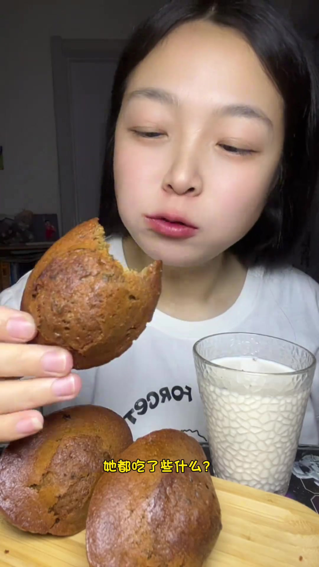今天吃牛肉凉面超级香的牛肉辣椒酱烧饼，还有我老公做的不太正宗的大盘鸡和枣糕，又是香香的一天