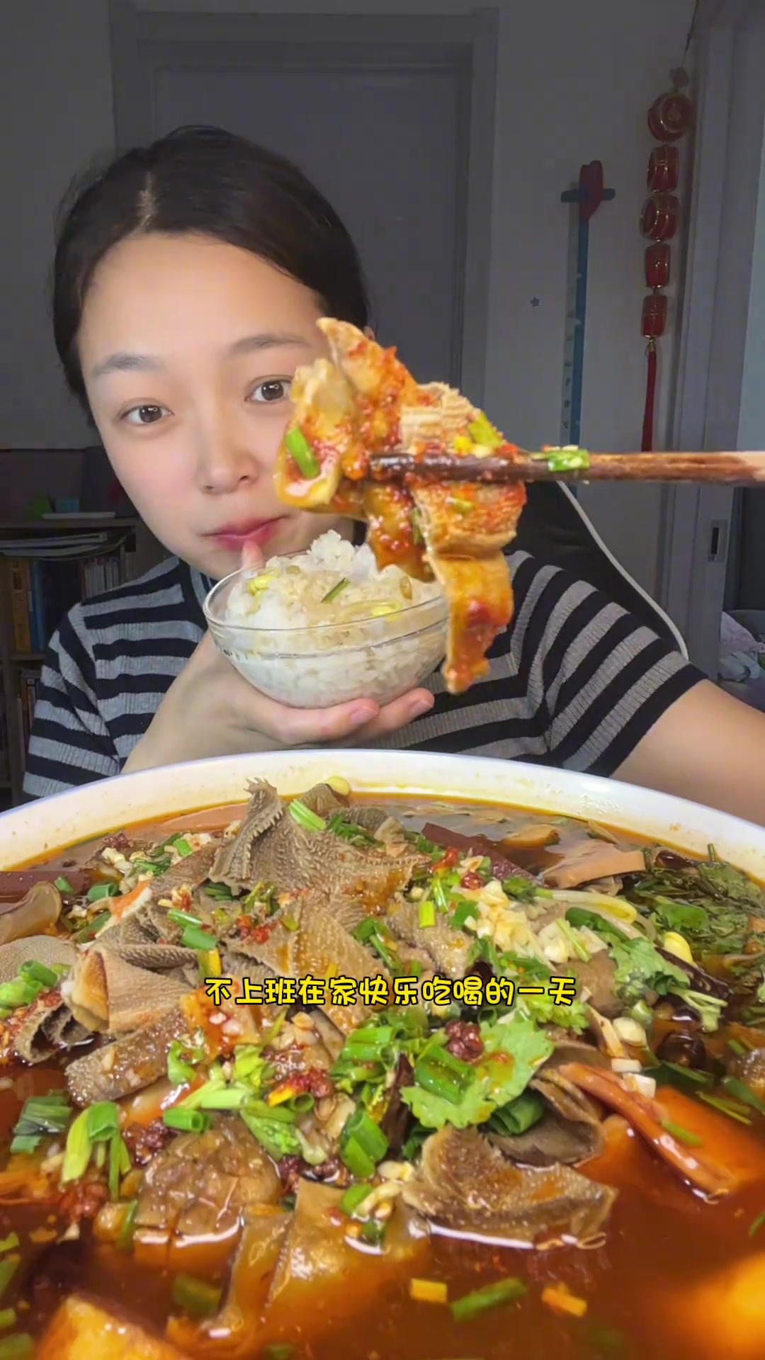 今天老公做了毛血旺超大一盆太香了，还有美味的大蒸饺和炸酱面，盒子蛋糕开心
