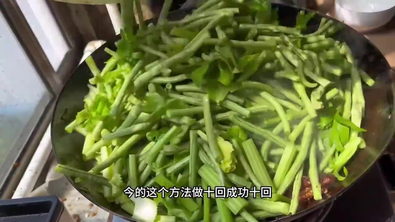 百吃不腻河南蒸面条，配上蒜绝了