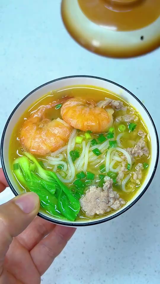 孩子开学的早餐，就给他煮了一碗鲜虾瘦肉汤粉吧，鲜得连汤都不剩，热乎乎的，暖心又暖胃