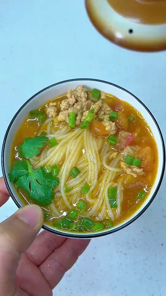 早餐给孩子煮了一碗番茄瘦肉汤粉，热乎乎的，暖心又暖胃