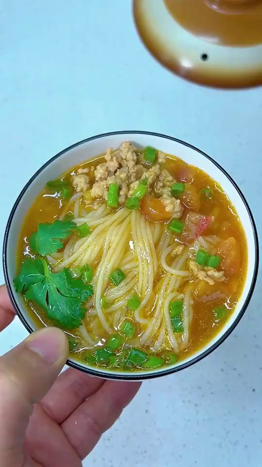 早餐给孩子煮了一碗番茄瘦肉汤粉，热乎乎的，暖心又暖胃！