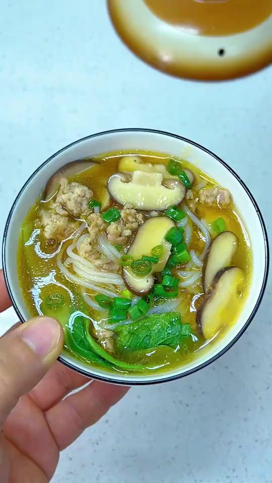 早餐给孩子煮了一碗热乎乎的香菇瘦肉汤粉，鲜得连汤都不剩，暖心又暖胃