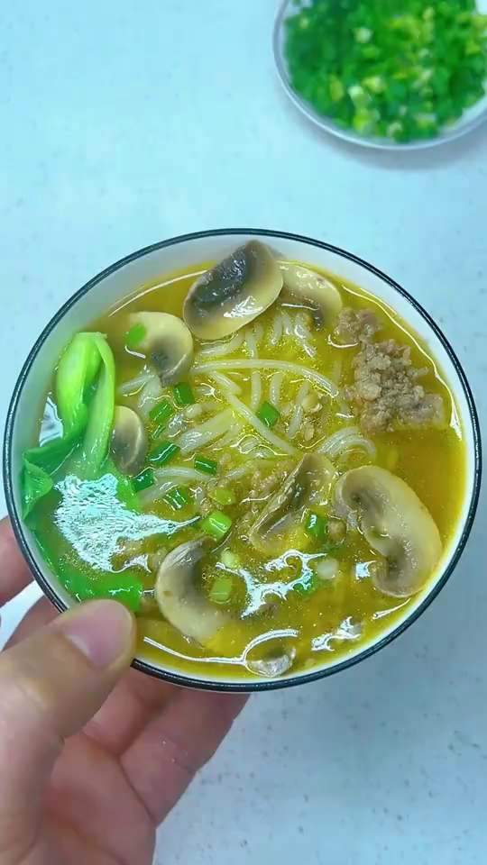 早餐给孩子煮了一碗口蘑瘦肉汤粉，鲜得连汤都不剩，热乎乎的，暖心又暖胃！