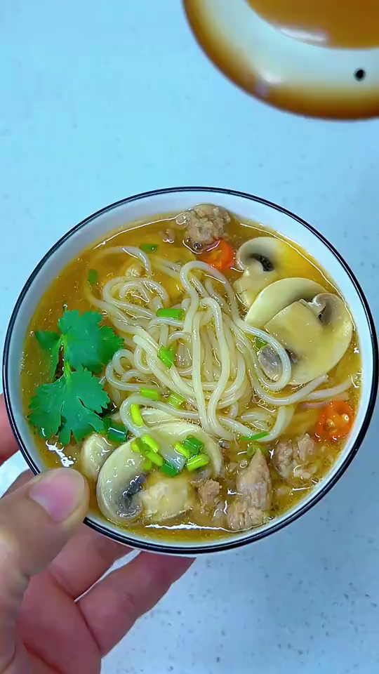 早餐给孩子煮了一碗口蘑瘦肉汤粉，鲜得连汤都不剩，热乎乎的，暖心又暖胃