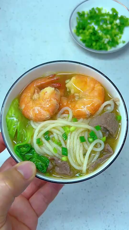 早餐给孩子煮了一碗鲜虾瘦肉汤粉，鲜得连汤都不剩，热乎乎的，暖心又暖胃 (2)