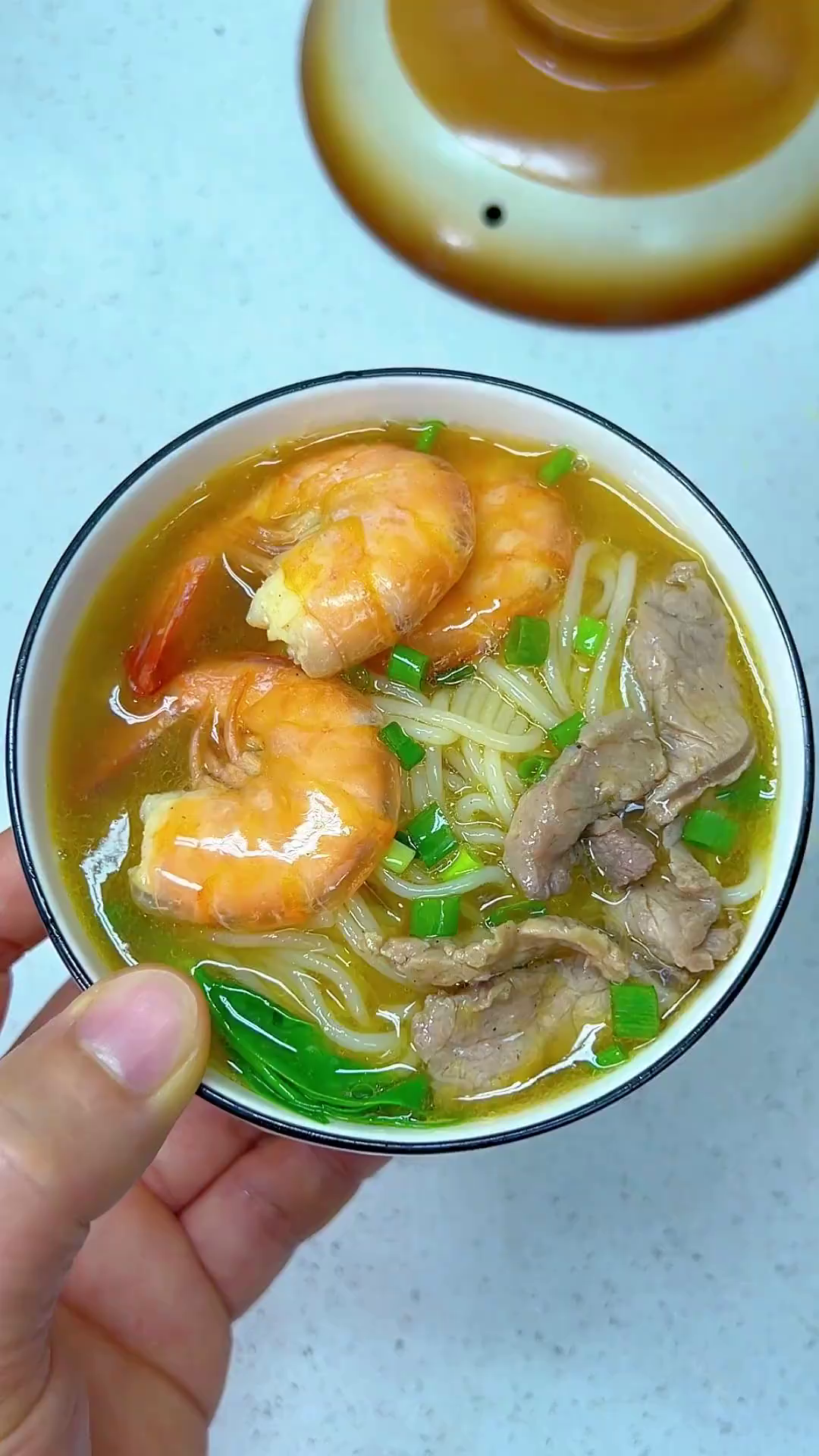 早餐给孩子煮了一碗鲜虾瘦肉汤粉，鲜得连汤都不剩，热乎乎的，暖心又暖胃 (1)