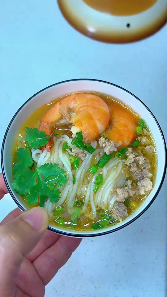 早餐给孩子煮了一碗鲜虾瘦肉汤粉，鲜得连汤都不剩，热乎乎的，暖心又暖胃