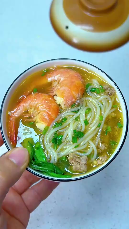 早餐给孩子煮了一碗鲜虾瘦肉汤粉，鲜得连汤都不剩，热乎乎的，暖心又暖胃！