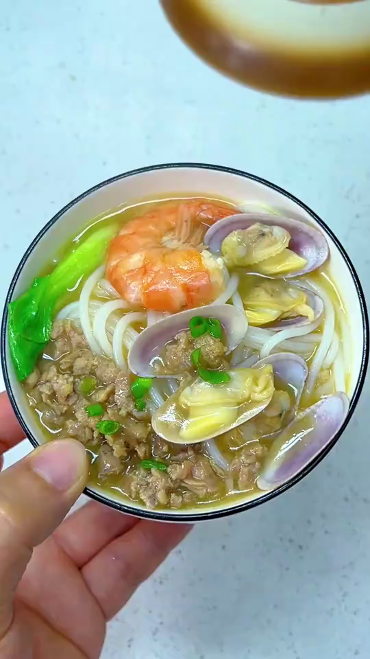 早餐给孩子煮了一碗鲜虾花甲瘦肉汤粉，鲜得连汤都不剩，热乎乎的，暖心又暖胃 (1)