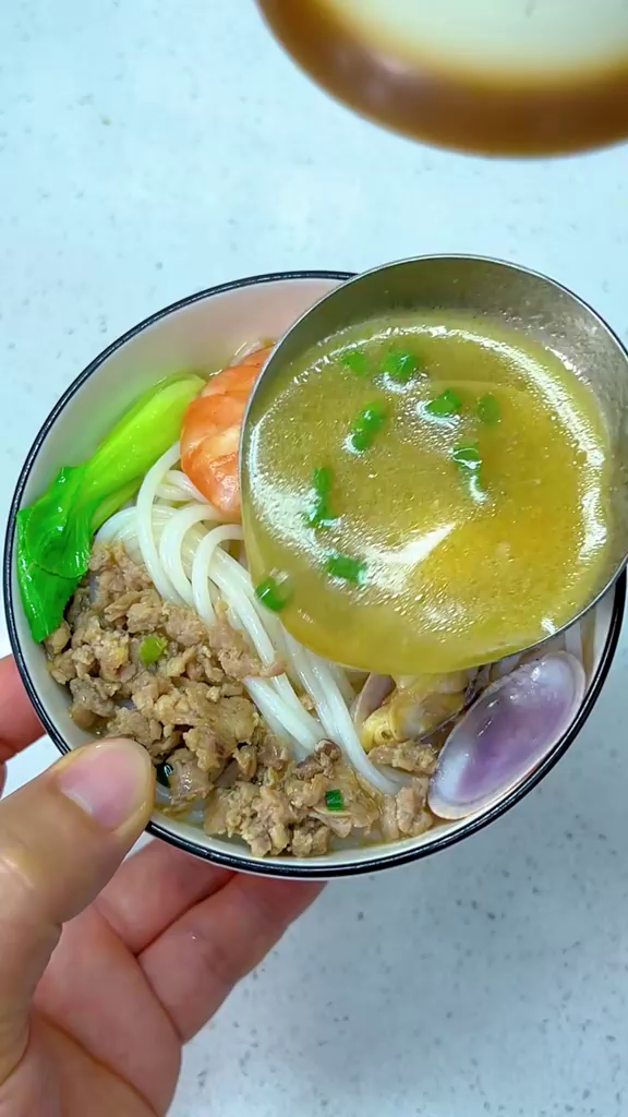 早餐给孩子煮了一碗鲜虾花甲瘦肉汤粉，鲜得连汤都不剩，热乎乎的，暖心又暖胃 (2)