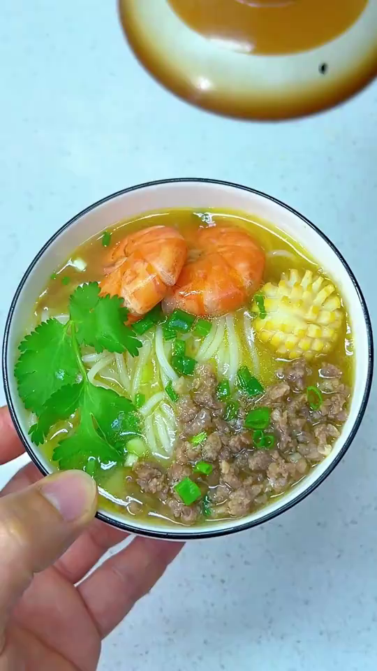 早餐给孩子煮了一碗鲜虾鲍鱼瘦肉汤粉，鲜得连汤都不剩，热乎乎的，暖心又暖胃！