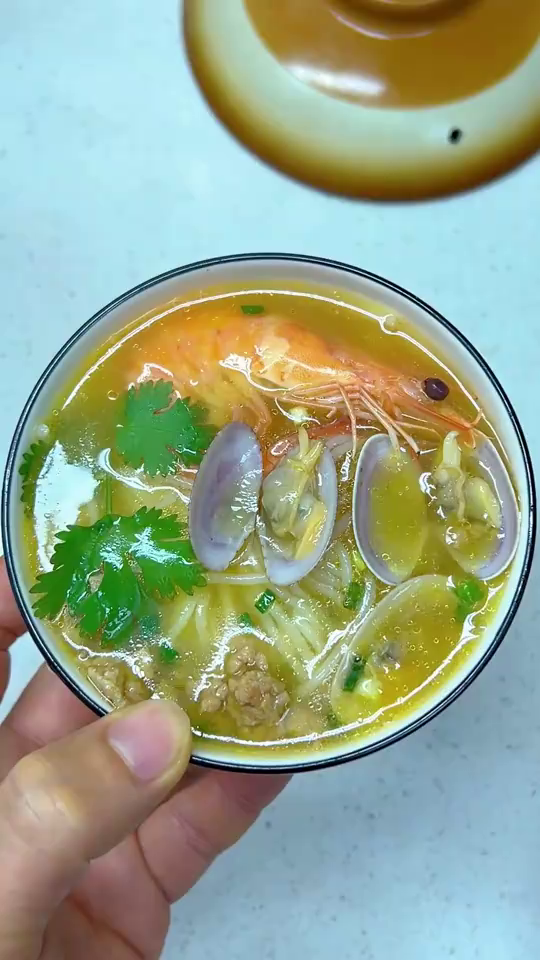 早餐给孩子煮了一碗鲜虾花甲瘦肉汤粉，鲜得连汤都不剩，热乎乎的，暖心又暖胃