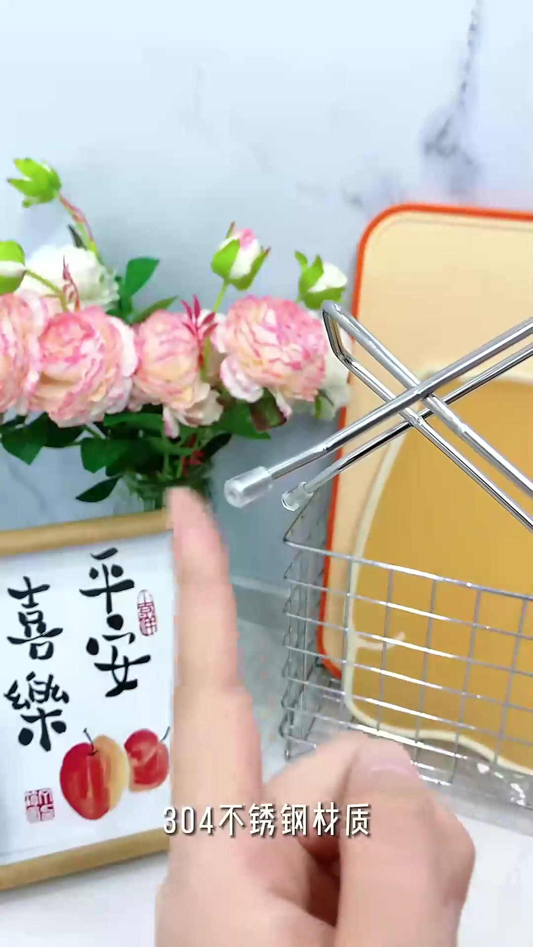 咱们家里的厨房都可以安排一个这个菜板架,可以放菜板很好的通风