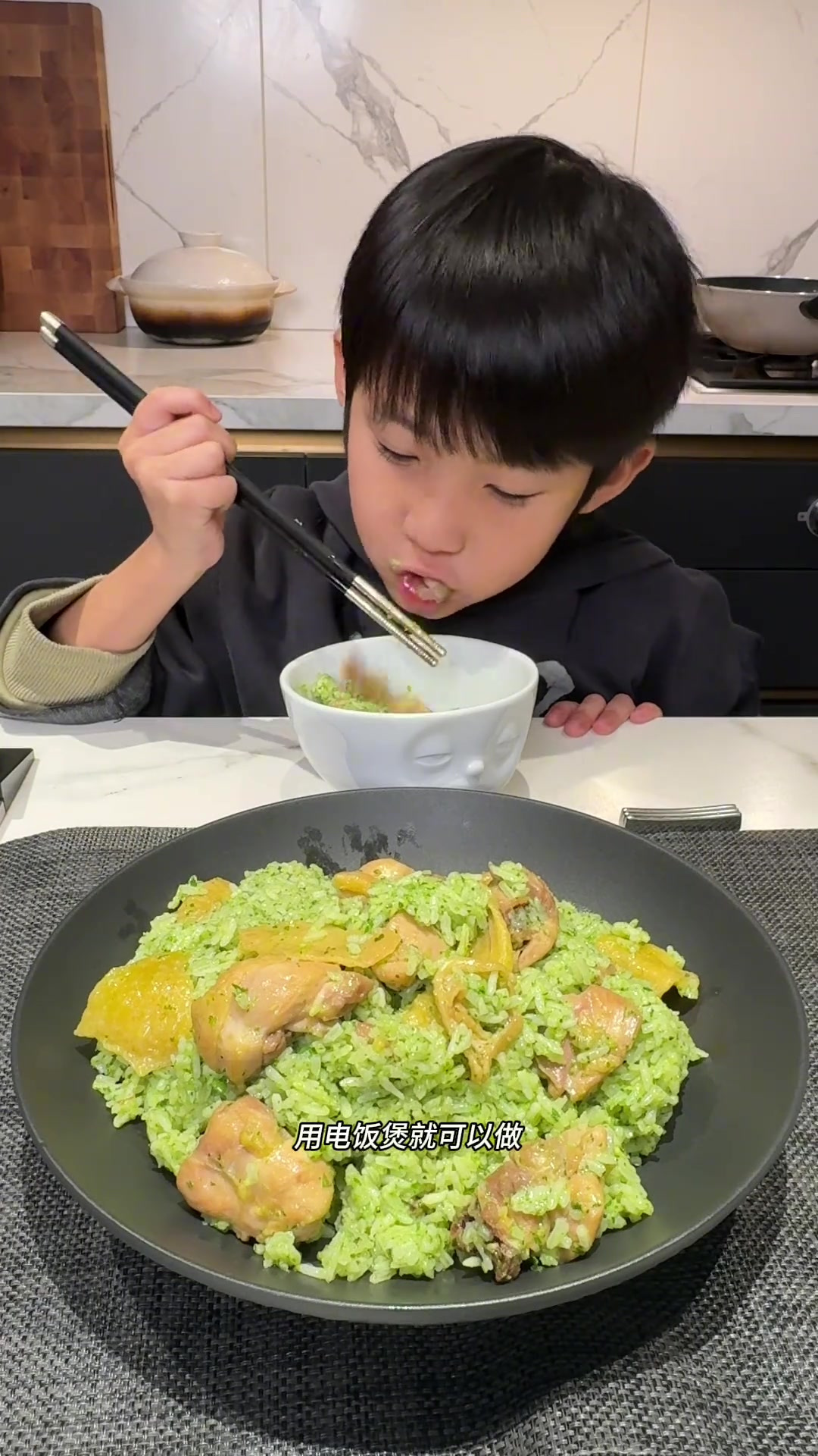 今天又来做好吃的葱姜鸡饭啦，用电饭煲就可以做，简单美味