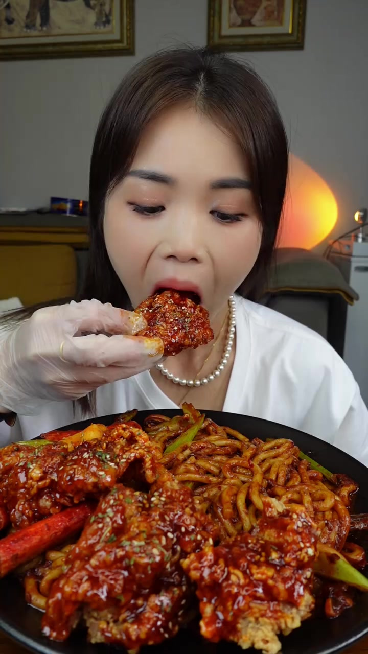 好久没吃的琥珀酱炸鸡,跟爆辣炒米粉搭配太香了