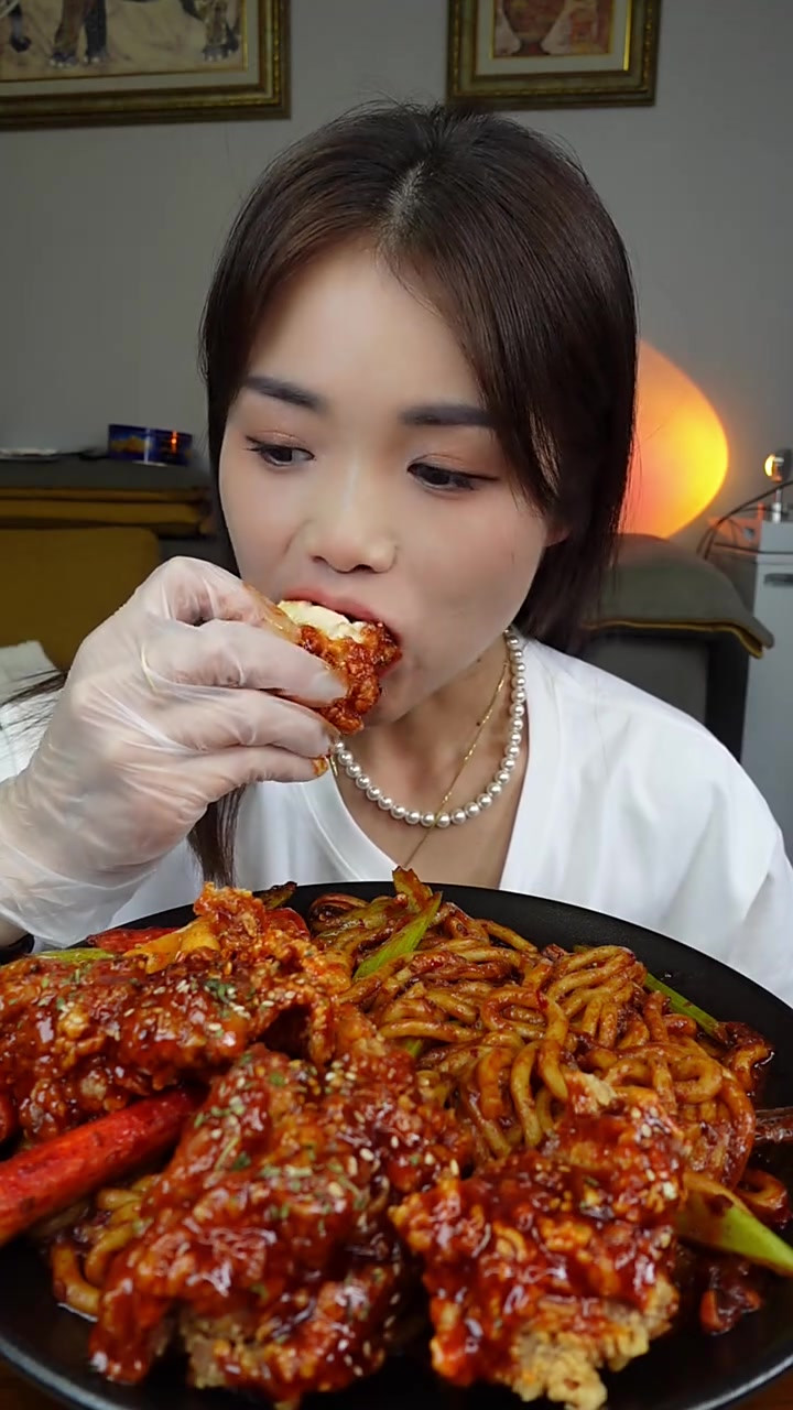 好久没吃的琥珀酱炸鸡,跟爆辣炒米粉搭配太香了