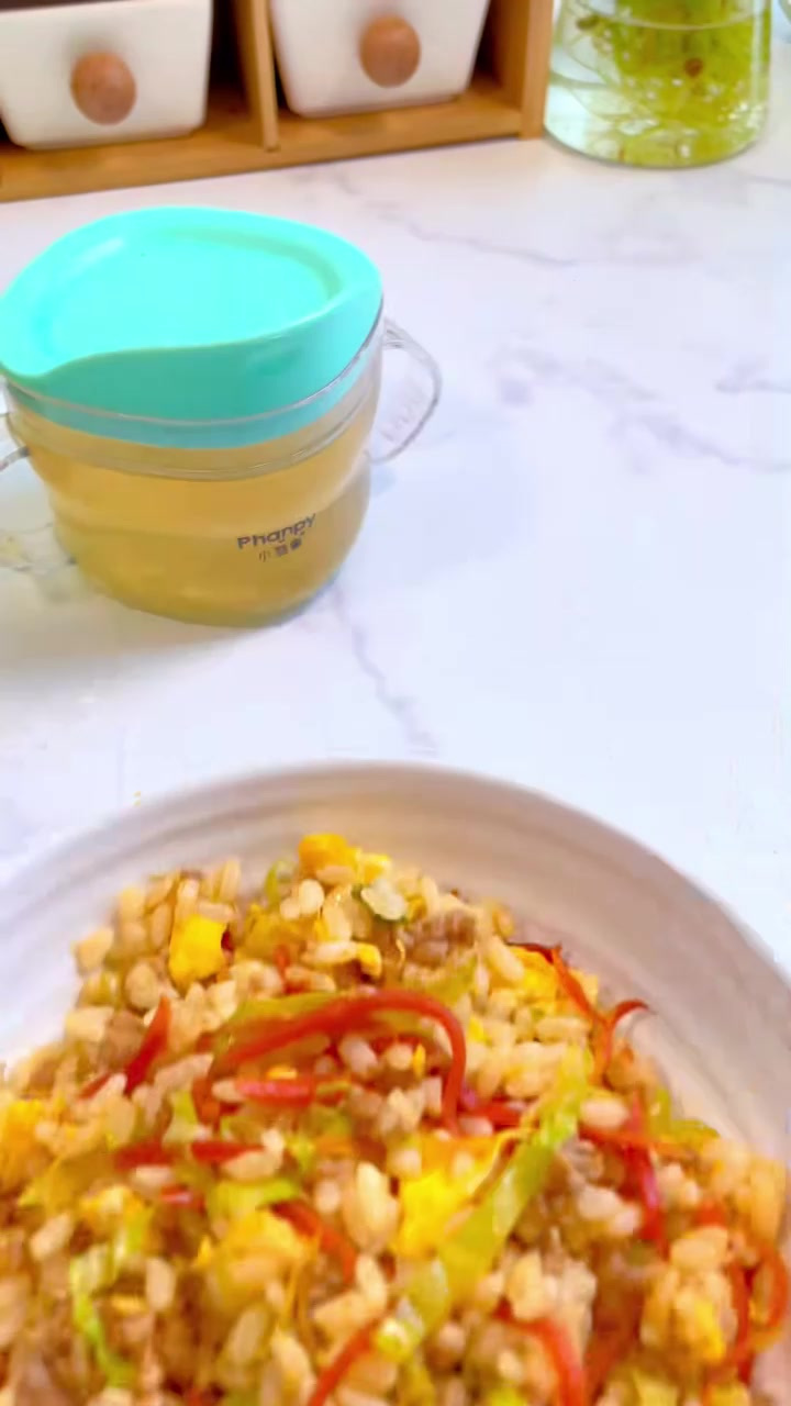 不知道给宝宝做什么吃的,试试这个包菜炒饭,有菜有肉还有蛋