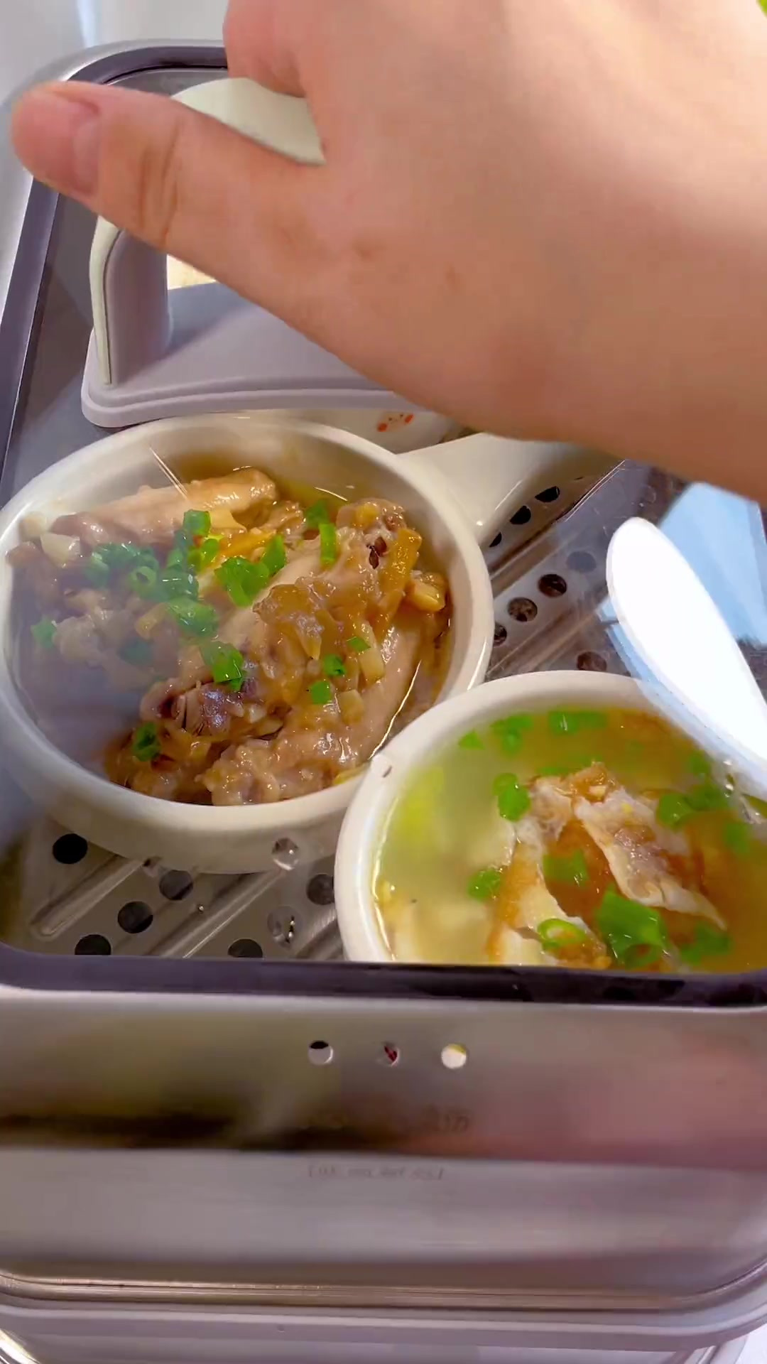 今天吃软烂脱骨的南瓜蒸鸡翅,鲜美好喝的娃娃菜虾皮煎蛋汤