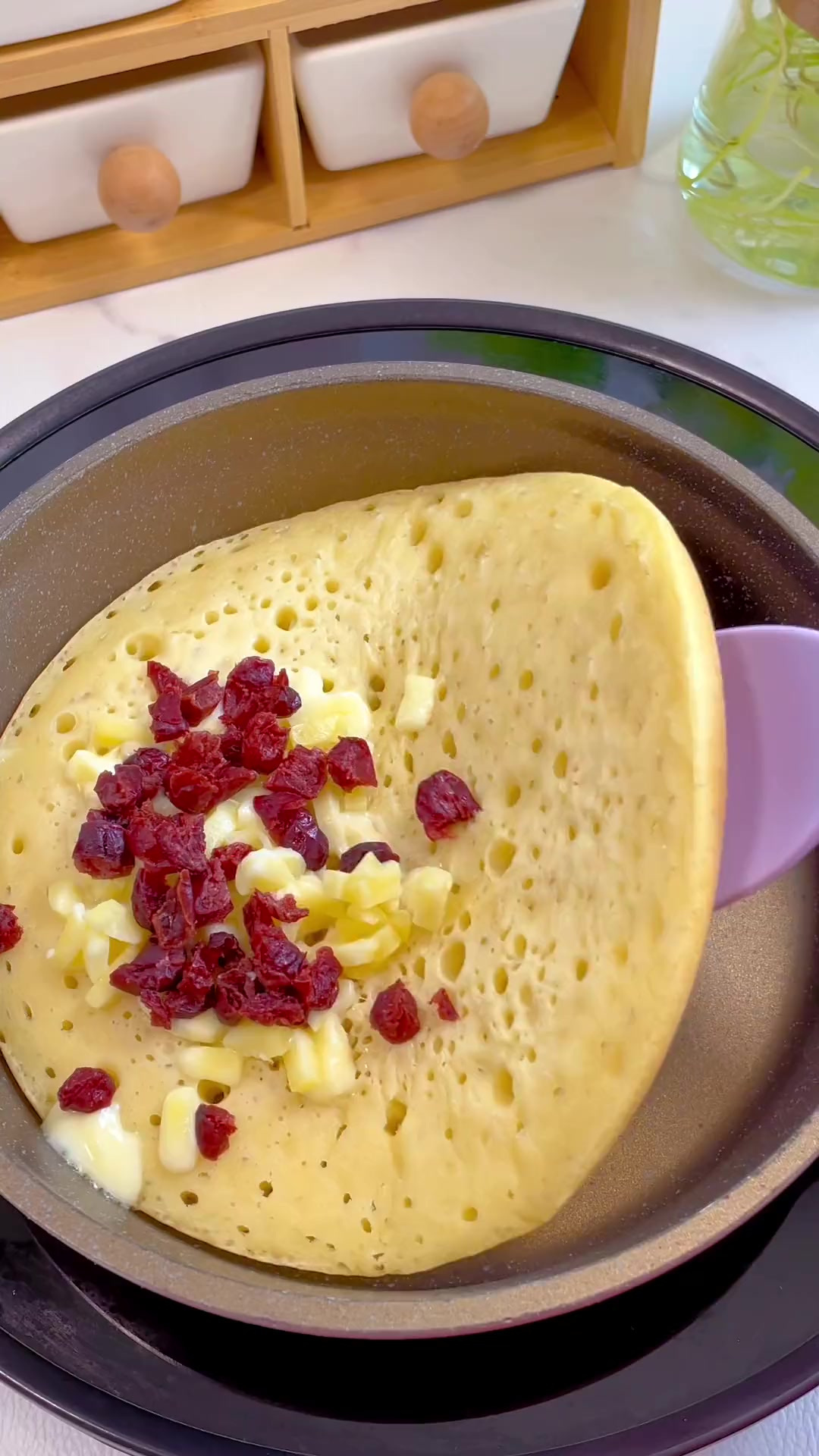 宝宝们应该都喜欢松饼吧,这个香蕉蔓越莓厚松饼酸甜软糯还拉丝