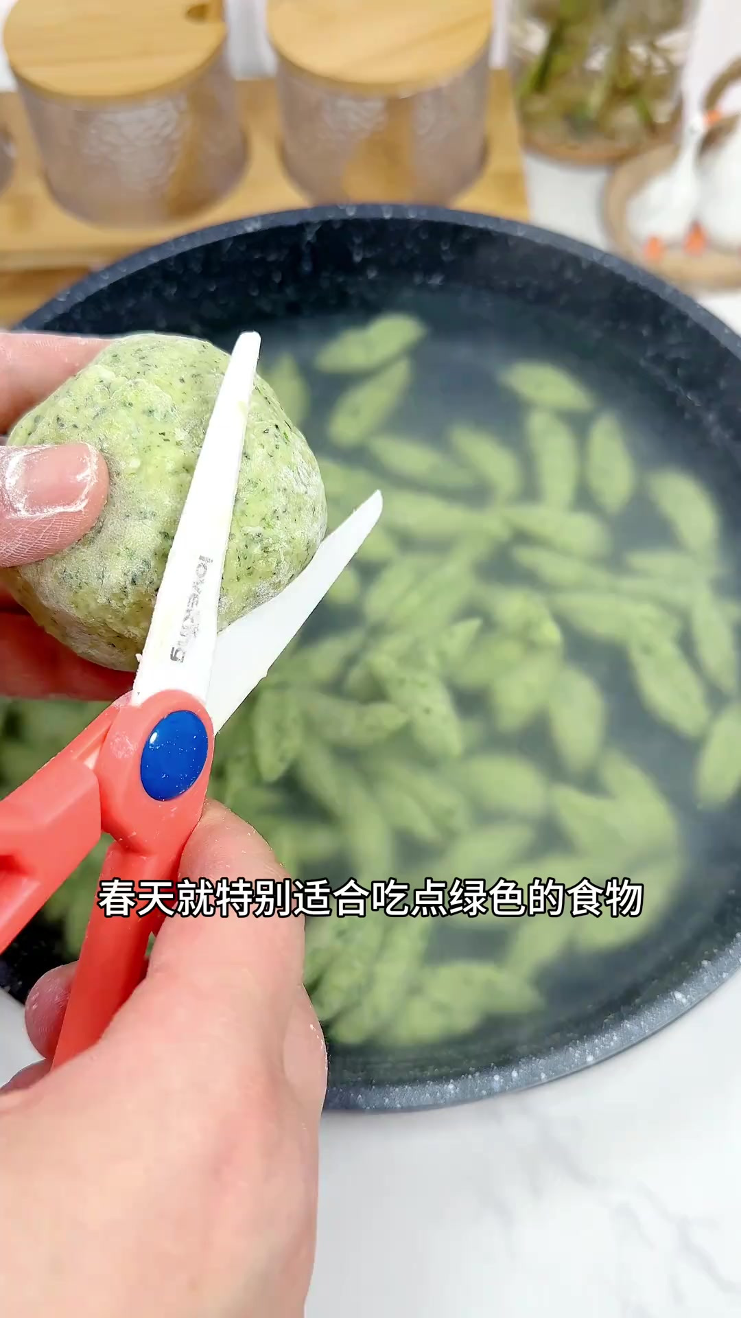 把菠菜加到面里，做个番茄鸡蛋剪刀面吃，小朋友很爱吃