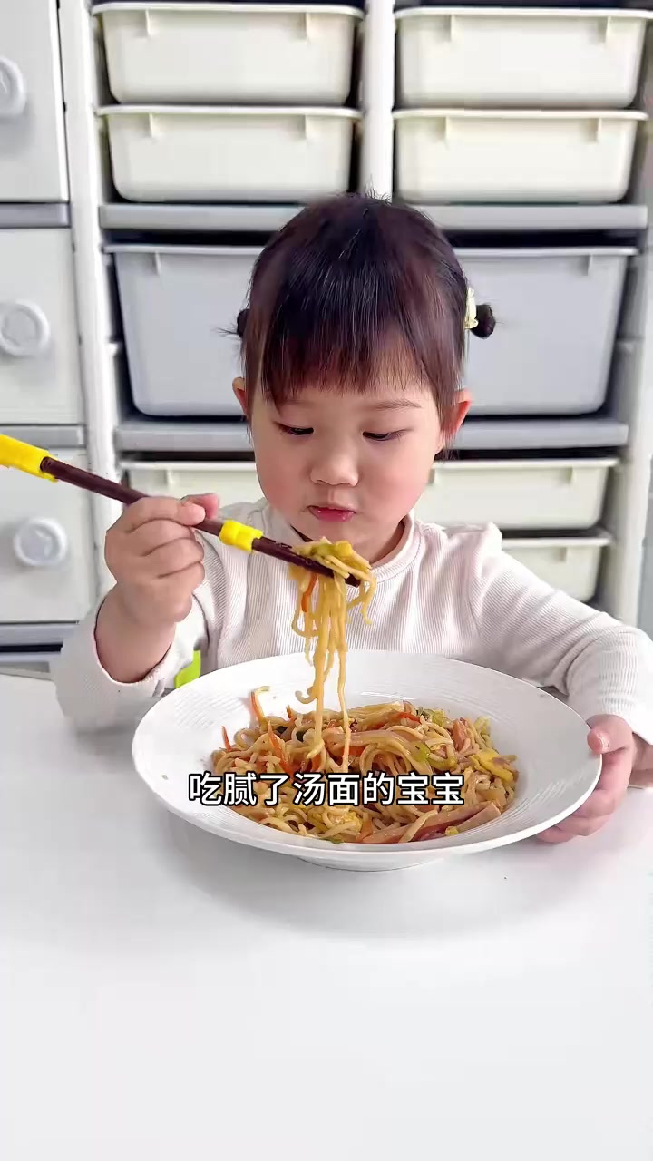 吃腻了汤面的宝宝，不妨来试试这个香喷喷的鸡蛋午餐肉炒面