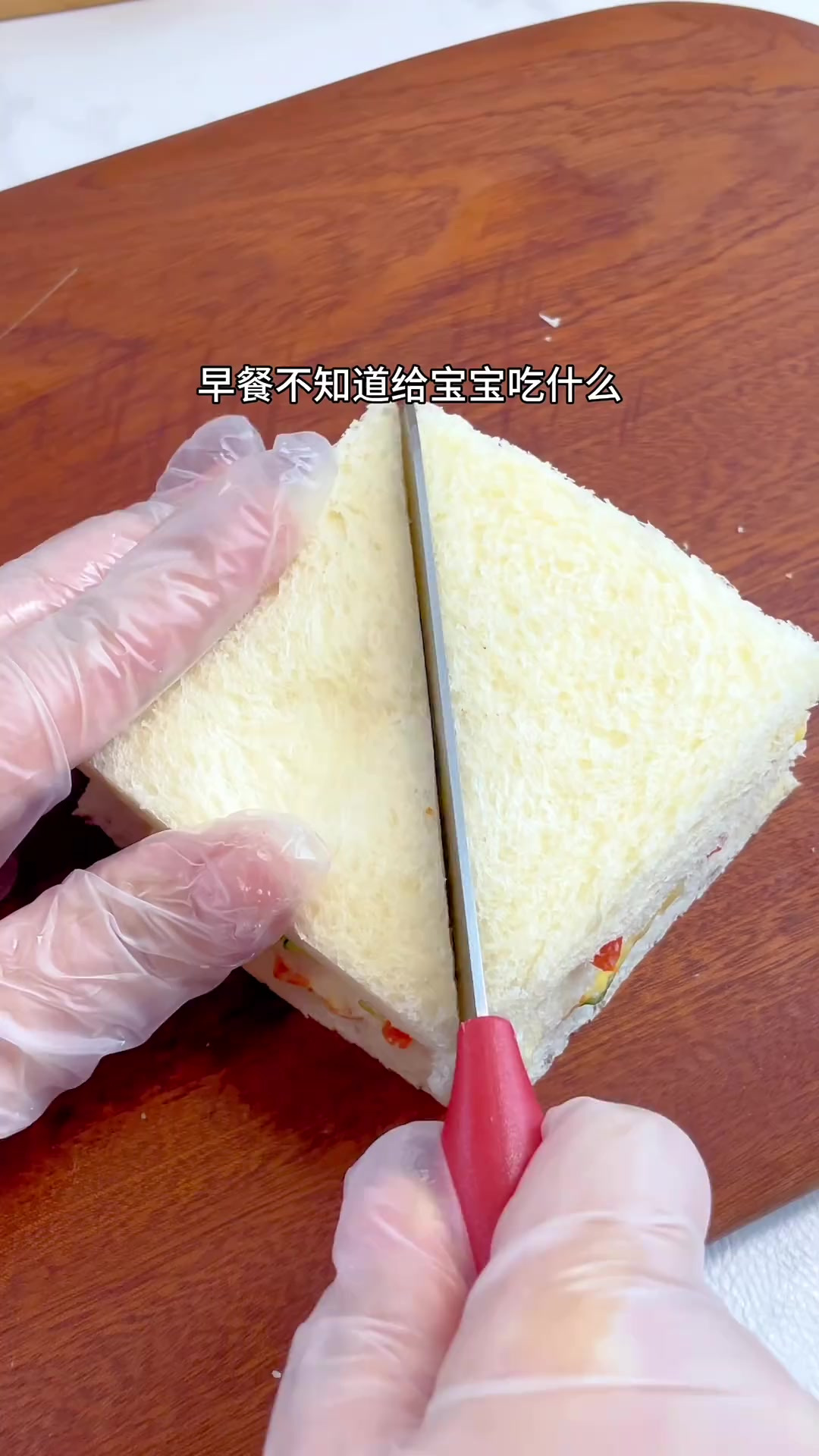 做法简单的土豆泥三明治,一口下去蔬菜鸡蛋肉肉全都有