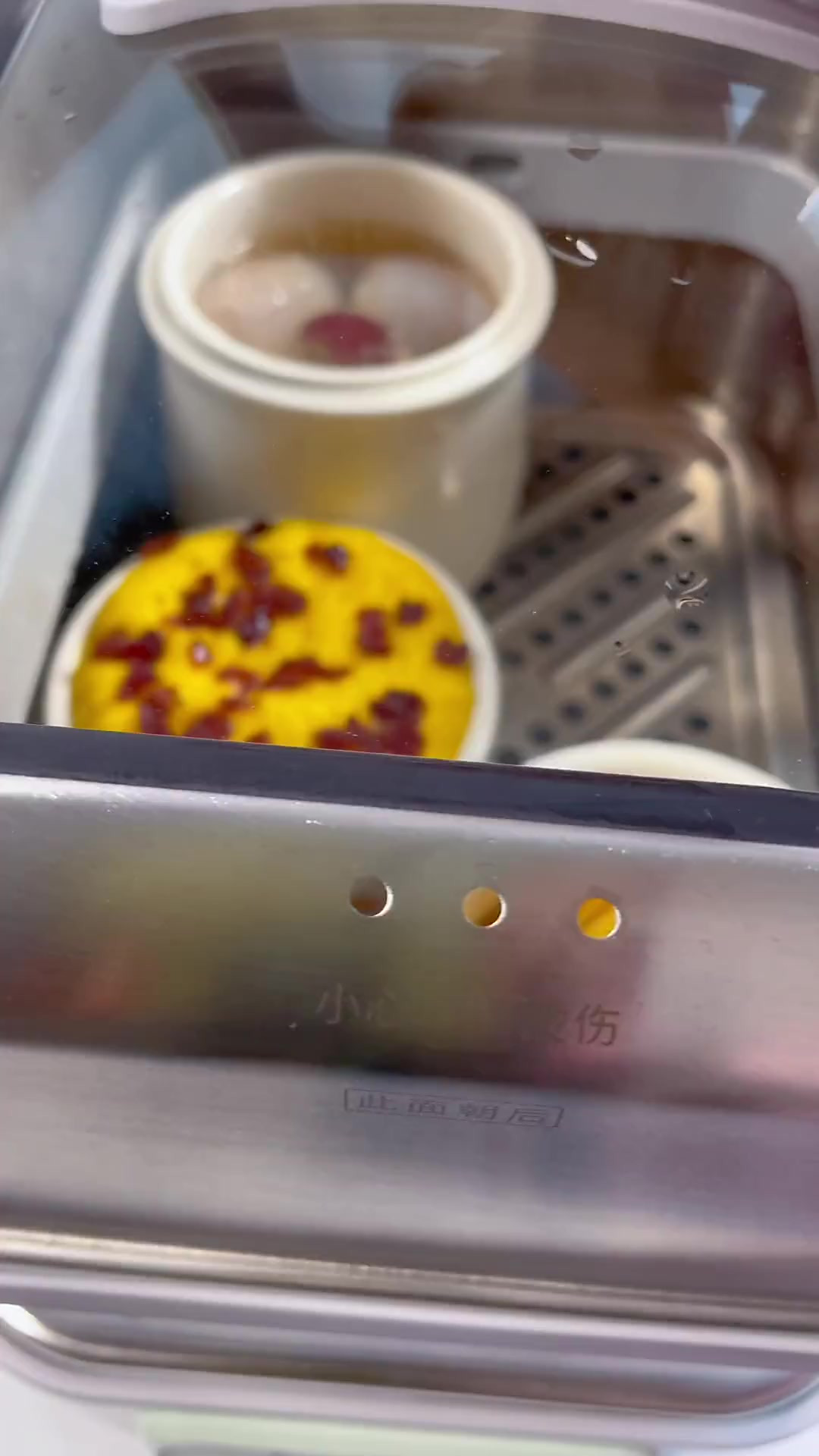 今天吃松软香甜的南瓜发糕，喝鲜甜的荔枝肉饼汤