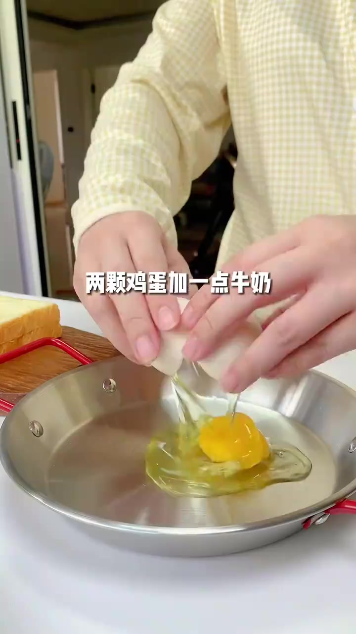 鲜嫩的蟹柳滑蛋搭配浓郁的芝士和花生酱,加上外焦里嫩的吐司片