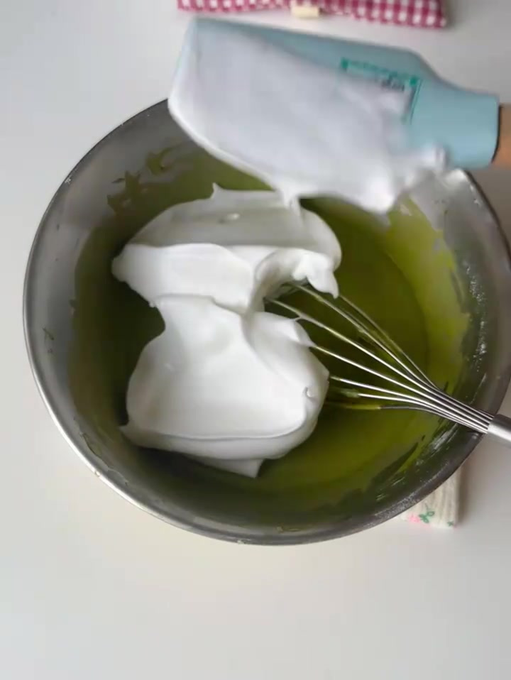 甜甜的ins风蛋糕,开心果草莓蛋糕