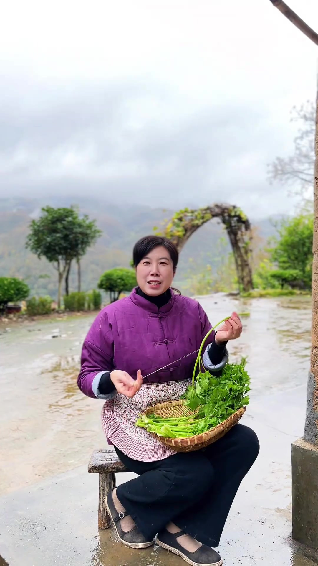 想吃上热腾腾的饭，一碗热腾腾的芹菜馅饺子特别满足