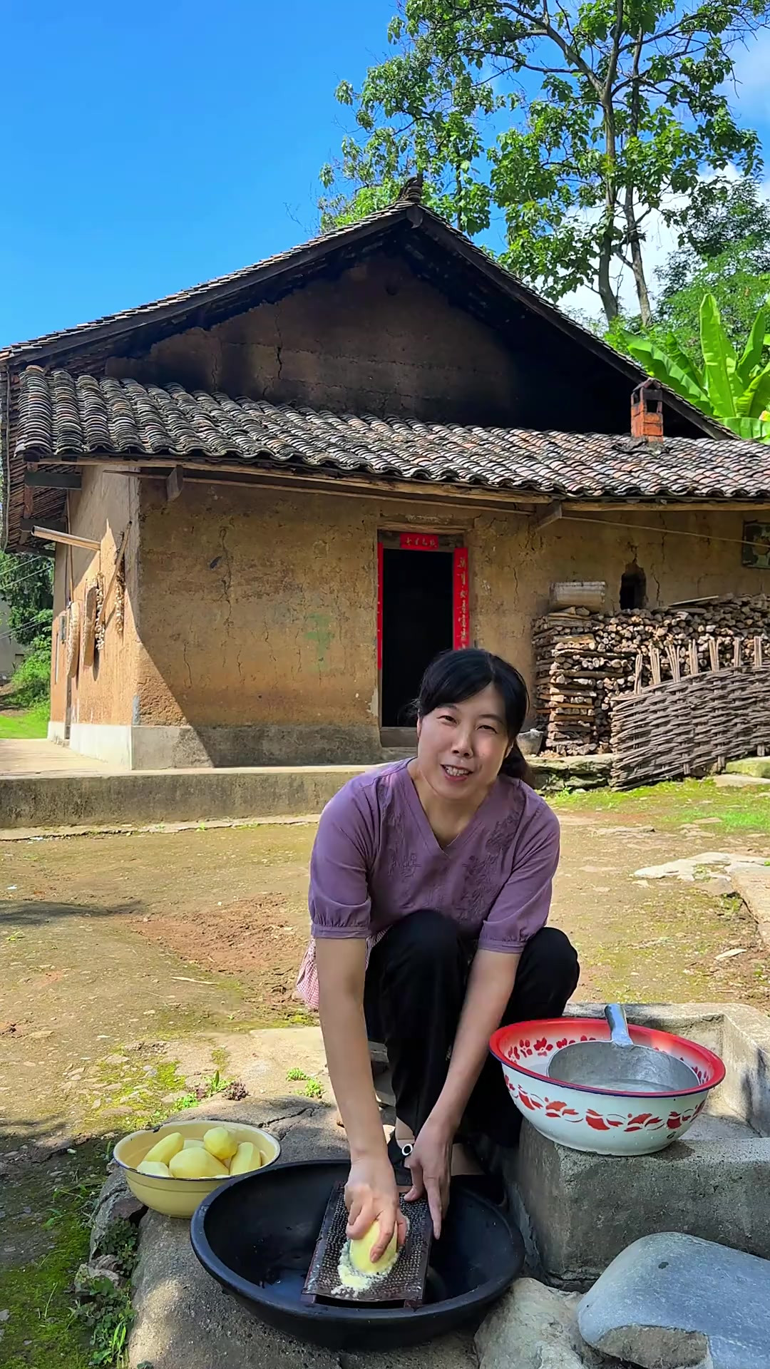 兄弟姐妹们洋芋粑粑大家爱吃吗，也是我们地方特色之一