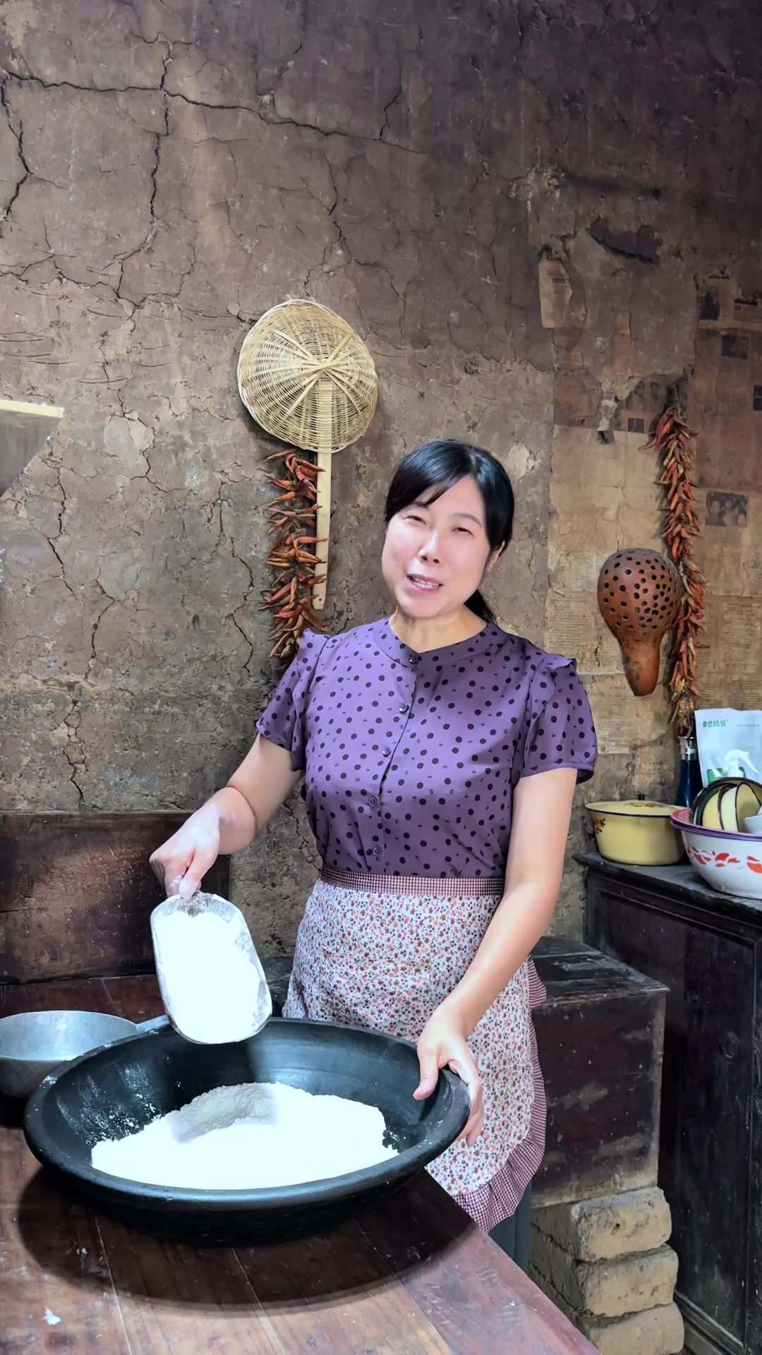 油炸馍馍配酸菜拌汤是不是只有陕南人才懂它的味道，百吃不厌 地