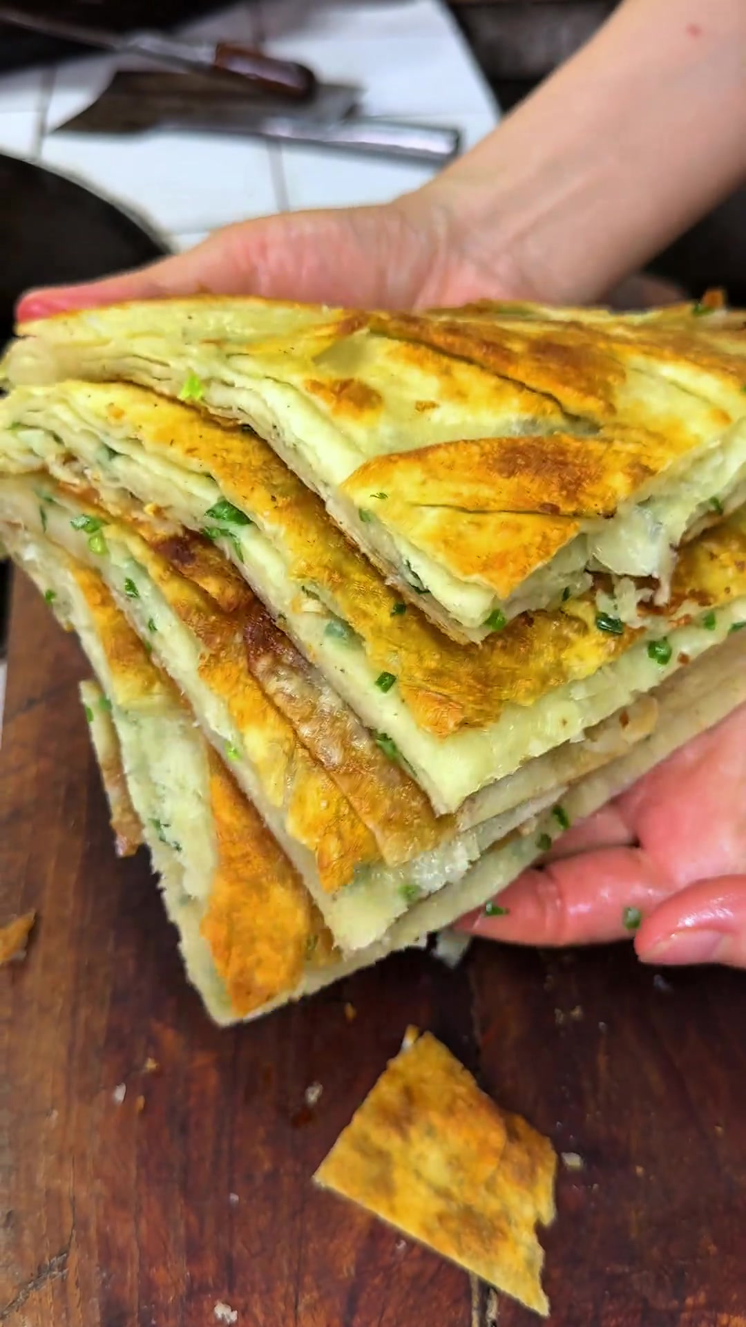 油饼拌汤算是我们陕南的特色小吃之一了，隔几天都想吃一顿