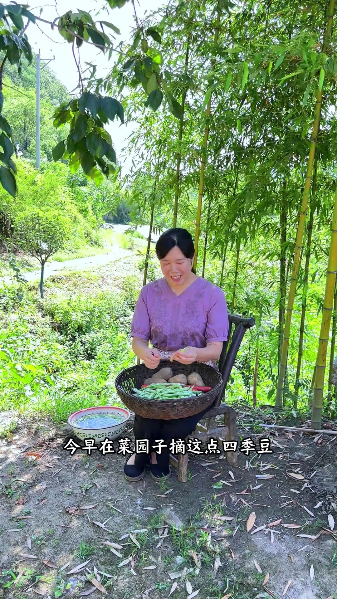 这几天四季豆多，特别适合蒸笼面吃，再配上一碗小米粥吃