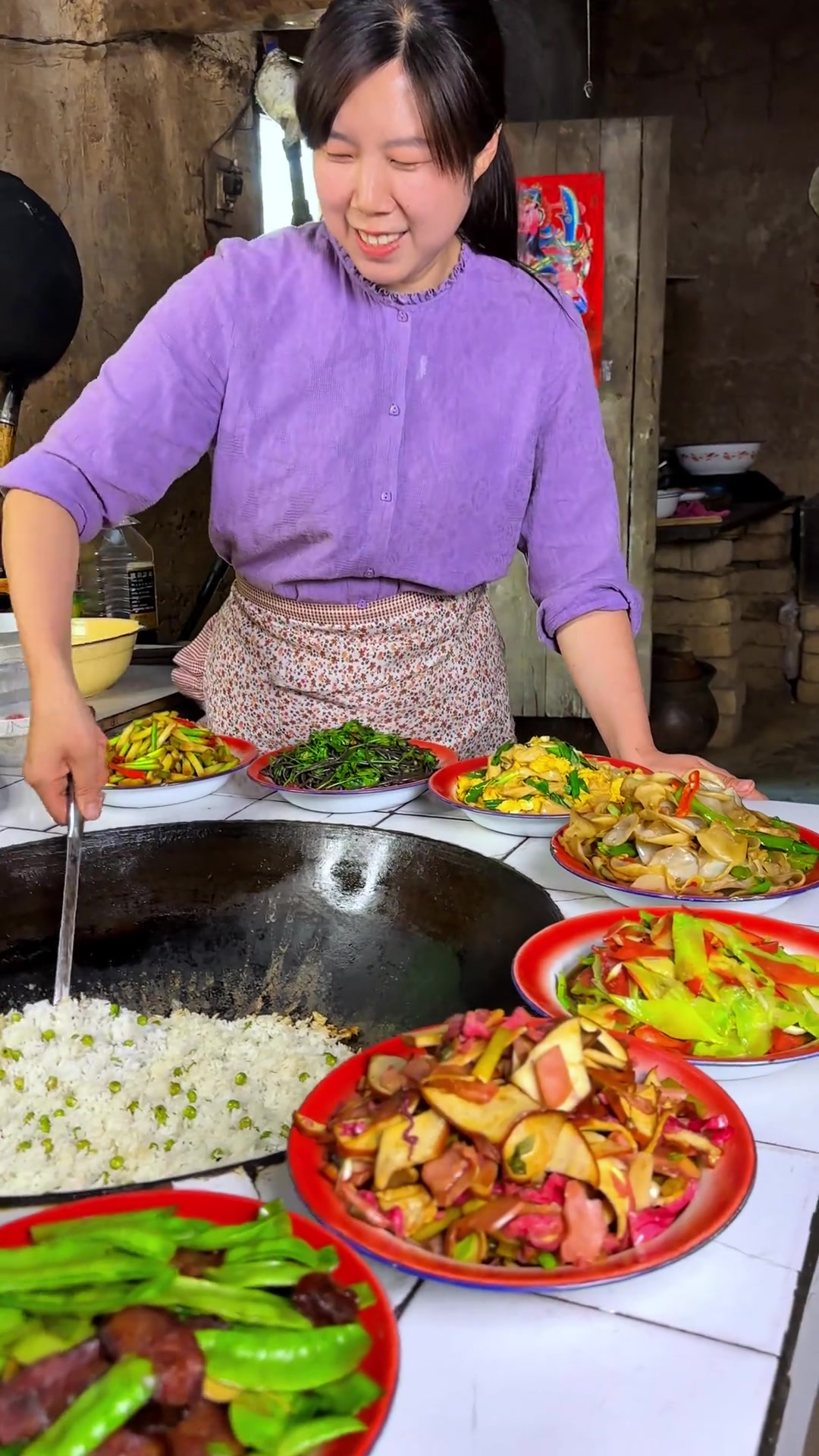 今天家里突然来好多客人,蒸了一大锅豆豆儿蒸饭,炒了几个家常菜