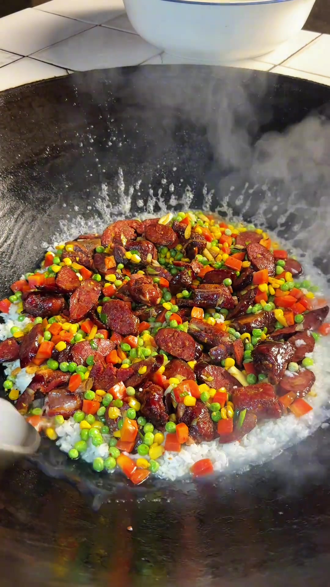 又到了吃腊味的季节了，今天拿腊肠腊排骨焖了个锅巴饭