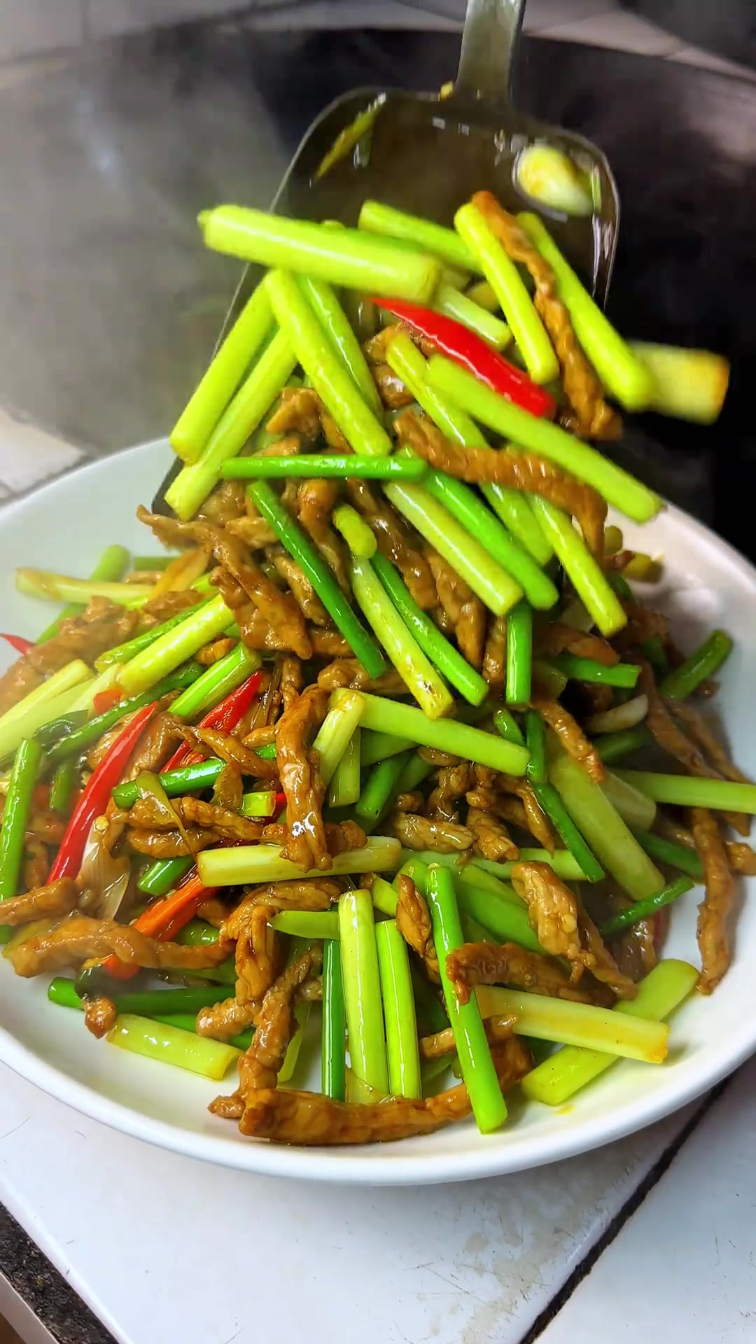大家要是不知道做啥菜，可以炒个蒜苔肉丝，简单又好吃