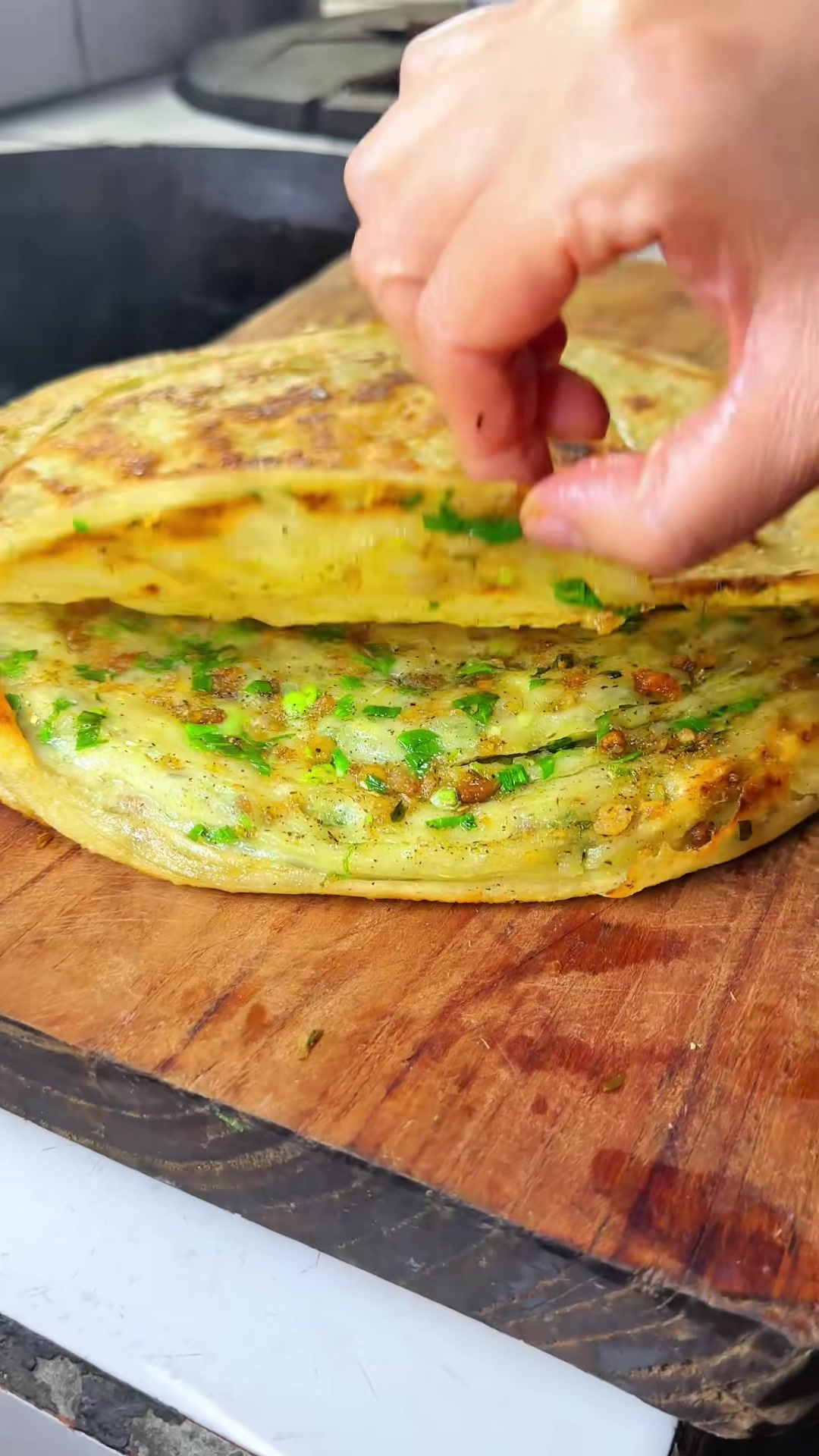 油渣油饼酸菜拌汤，每一口都是家乡的味道，再配上大蒜辣椒，比山