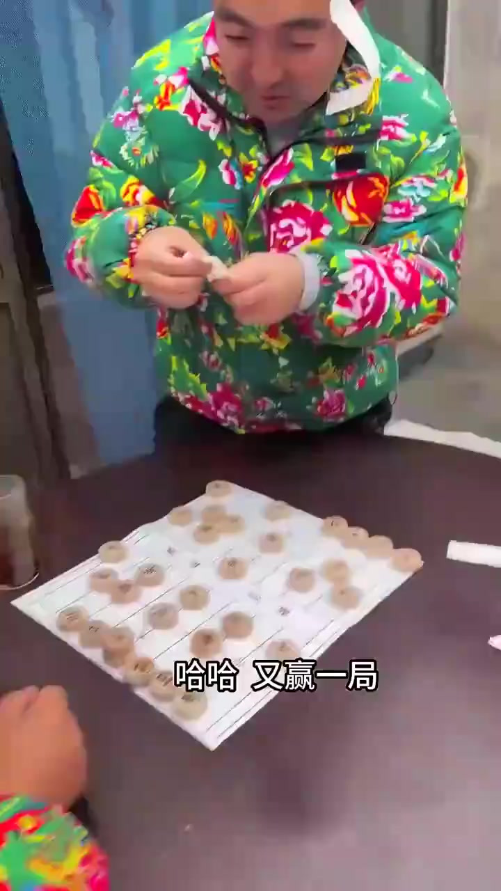 小丽拿来一大块猪肉,包猪肉酸菜饺子,你们喜欢吃吗