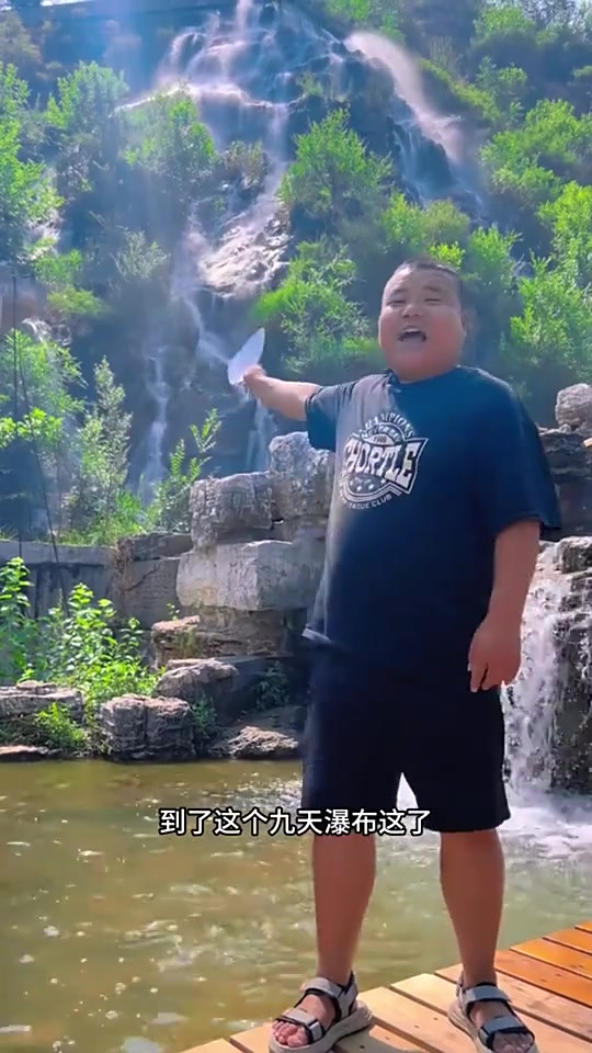 强子带领家人们到了红崖谷,给家人们做的冬瓜土豆炖肉